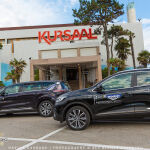 Il Kursaal che ha ospitato tutti gli eventi del Premio Hemingway 2015.
in primo piano le auto a disposizione degli ospiti di Autonordfioretto