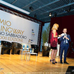 Il Sindaco di Lignano Sabbiadoro saluta il pubblico. Al suo fianco Elsa Di Gati