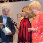 La signora Franca Fior Pozzo premia Corrado Augias. Al centro Elsa Di Gati