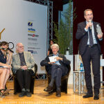 Il Vice Presidente della Regione FVg con la grappa Bepi Tosolini da omaggiare a Richard Sennett