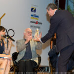 Richard Sennett riceve la grappa Bepi Tosolini dal Vice Presidente della Regione FVG Sergio Bolzonello