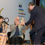 Richard Sennett riceve la grappa Bepi Tosolini dal Vice Presidente della Regione FVG Sergio Bolzonello