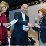 Luca Campigotto riceve il premio dal Prefetto di Udine Provvidenza delfina Raimondo